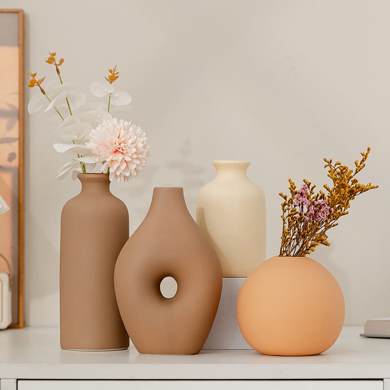 Quatre vases en céramique créatifs pour compositions florales modernes